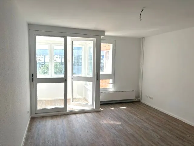 * WOHNEN AM GESUNDBRUNNEN-CENTER: MIT DUSCHBAD, DESIGNBODEN & ER EINBAUKÜCHE! * — photo 1